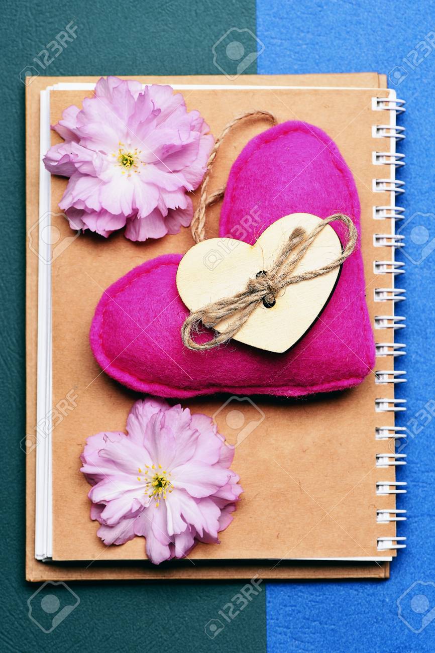 ピンク色でハート ベージュ ノートブック カバー光の青とグレーのバック グラウンド 平面図上に光ピンク桜に近い上に小さい木の心 10 代の愛の概念 の写真素材 画像素材 Image