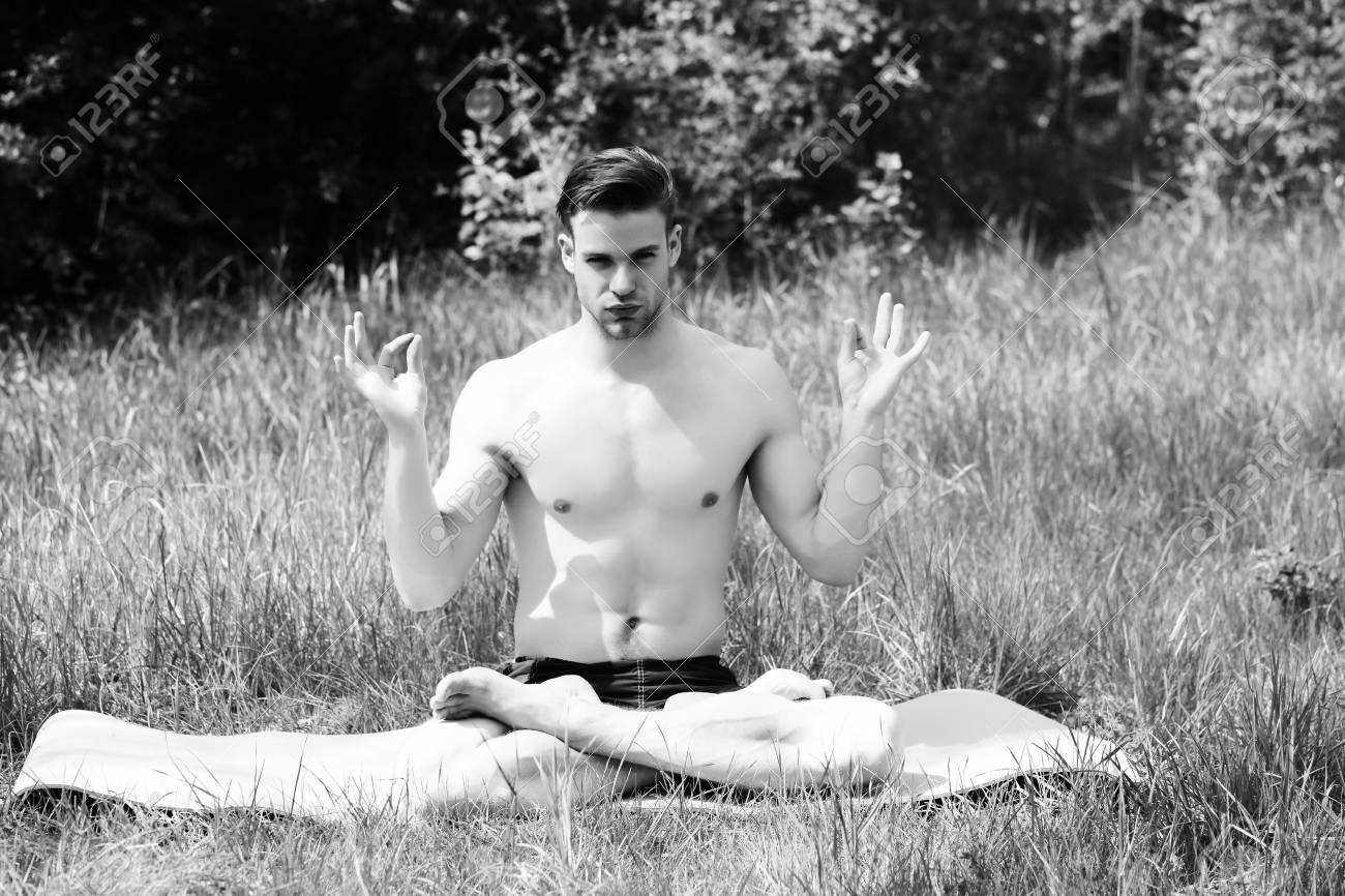 nudo modello di yoga