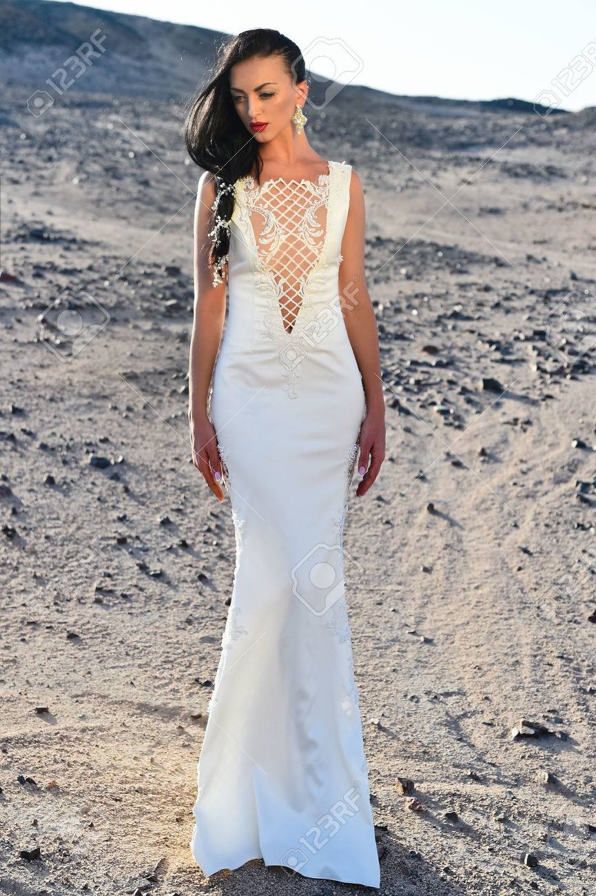 Eleganz Und Modemodell Hochzeit Mode Und Schonheitssalon Madchen In Kleid In Sonniger Wuste Frau Im Weissen Kleid In Sanddunen Braut Und Hochzeitszeremonie Lizenzfreie Fotos Bilder Und Stock Fotografie Image 86167767