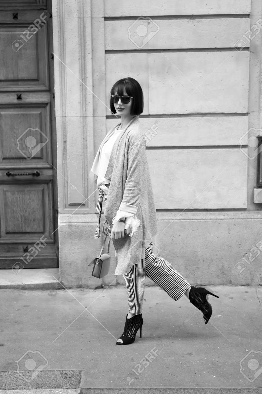美しさとビンテージのファッション パリのファッション モデル散歩通りの屋外 外観とレトロなスタイル バッグ おしゃれなメガネの女の子 フランス スタイリッシュな短いブルネットの髪を持つ女性 の写真素材 画像素材 Image