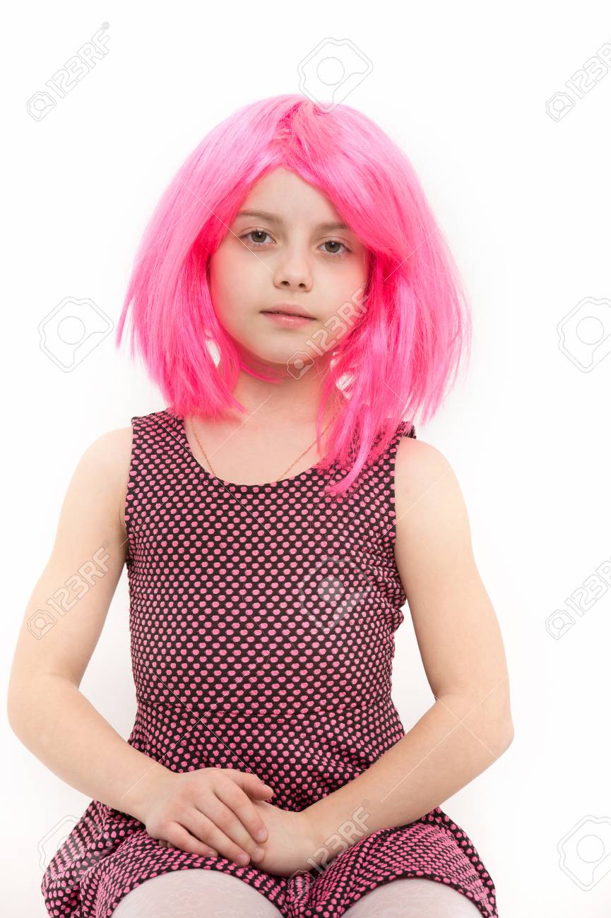 ピンクの髪のかつらの女の子は白に隔離されています 美容と美容院 ファッションとスタイル 子供と子供時代ホリデーのお祝いのコンセプト の写真素材 画像素材 Image