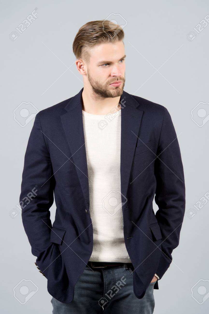 黒いジャケットを着たマッチョはジーンズポケットに手を入れてポーズをとる 灰色の背景に剃っていない顔にひげを生やした男 ファッション カジュアルスタイルのコンセプト の写真素材 画像素材 Image 黒いジャケットを着たマッチョはジーンズポケットに手を入れてポーズをとる 灰色の背景に剃っていない顔にひげを生やした男 ファッション カジュアルスタイルのコンセプト の写真素材 画像素材 Image