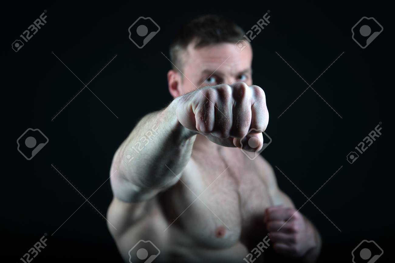 ノックアウト パンチ力 筋肉質のボディを持つ Athlitic 男の拳 コーチのスポーツマンの分離された黒い背景との戦い スポーツとエクササイズ ダイエット フィットネス 健康 エネルギー の写真素材 画像素材 Image