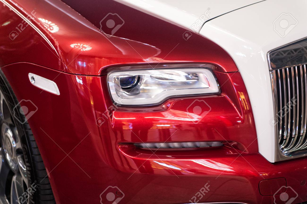 ドバイ アラブ首長国連邦 17年12月23日 ドバイモールの隣に高級車ロールスロイスレイス ロールスロイスは有名な高級高級自動車ブランド車です の写真素材 画像素材 Image