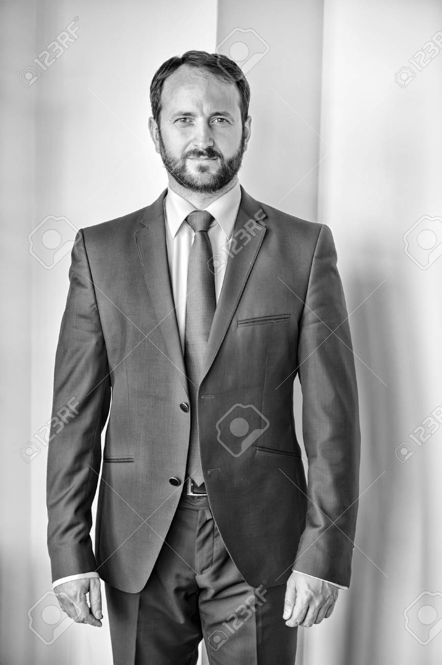 ビジネスマンやマネージャーは壁にポーズをとります 正式なスーツを着たひげを生やした男 ビジネス 起業家精神のコンセプト ファッション スタイル ドレスコード キャリア 職業 仕事 白黒 の写真素材 画像素材 Image