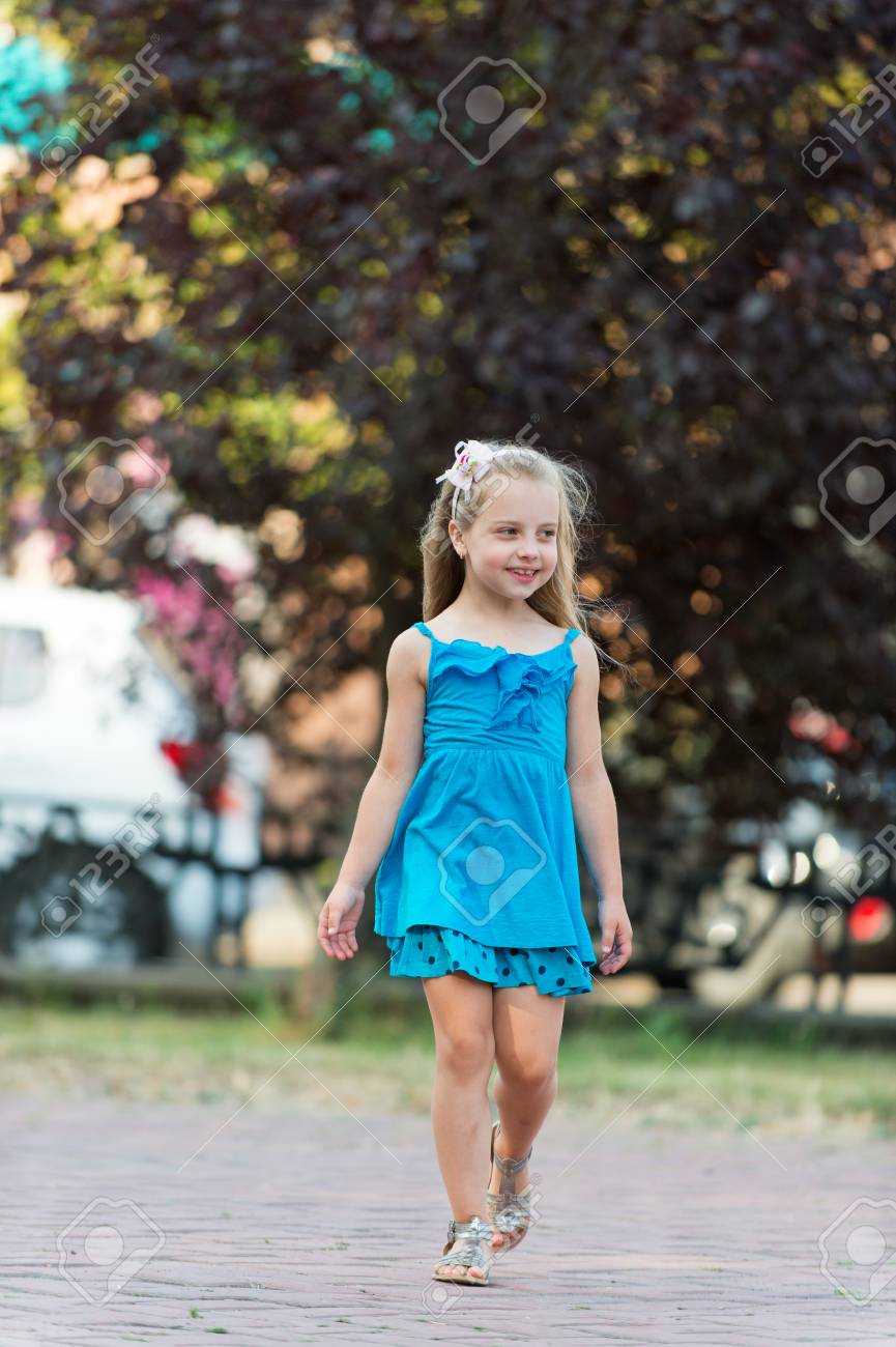 夏の日に公園で小さな女の子が微笑む 長いブロンドの髪で微笑む子供 ファッション スタイル ヘアスタイル 子供の美しさ 見て 髪 幸せな子供時代 のんきなコンセプト の写真素材 画像素材 Image