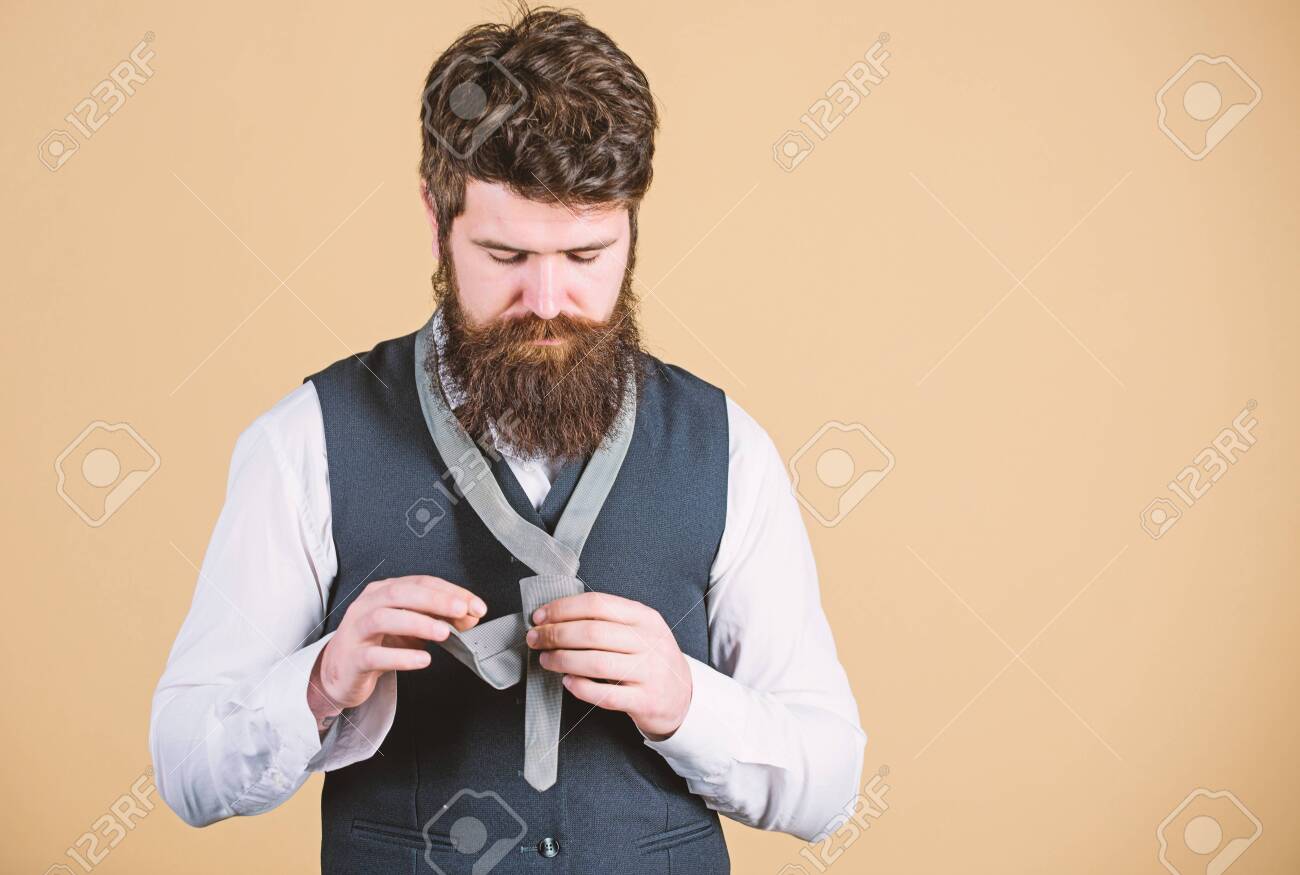 Homme barbu classe