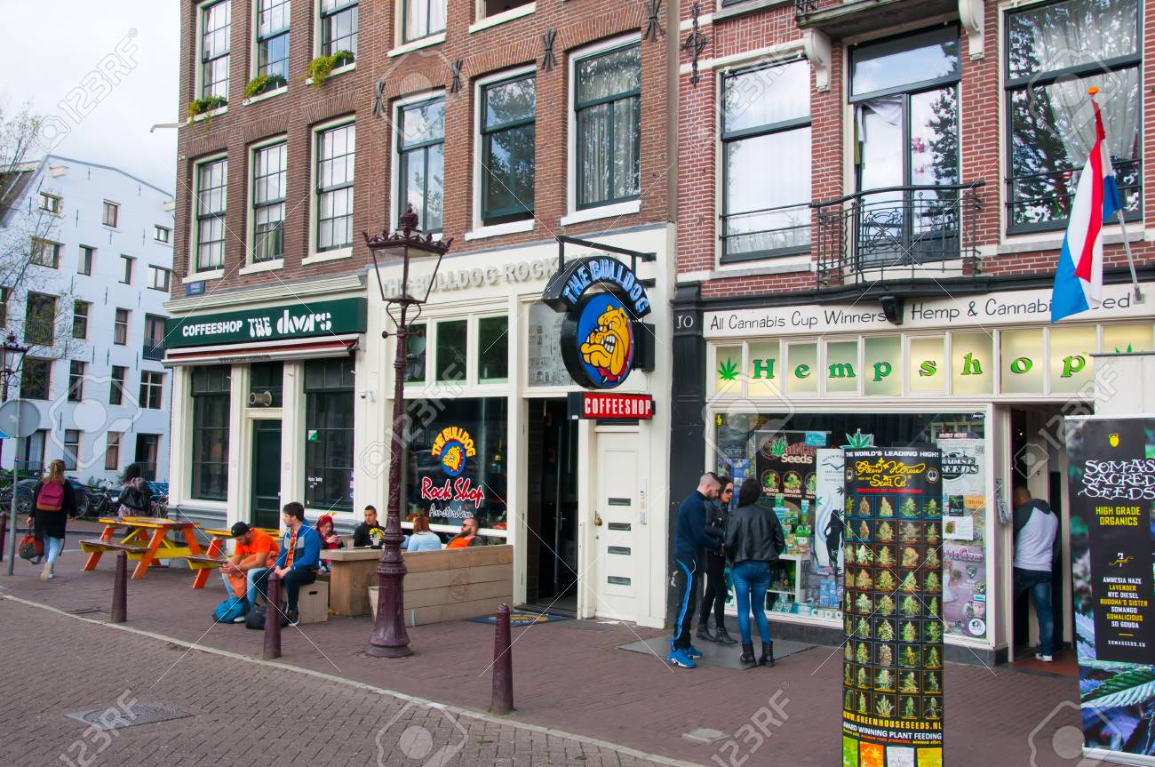 Amsterdamnetherlands 4 月の町の下でアムステルダムのコーヒー ショップの行 2715 オランダ の写真素材 画像素材 Image Amsterdamnetherlands 4 月の町の下でアムステルダムのコーヒー ショップの行 2715 オランダ の写真素材 画像素材 Image