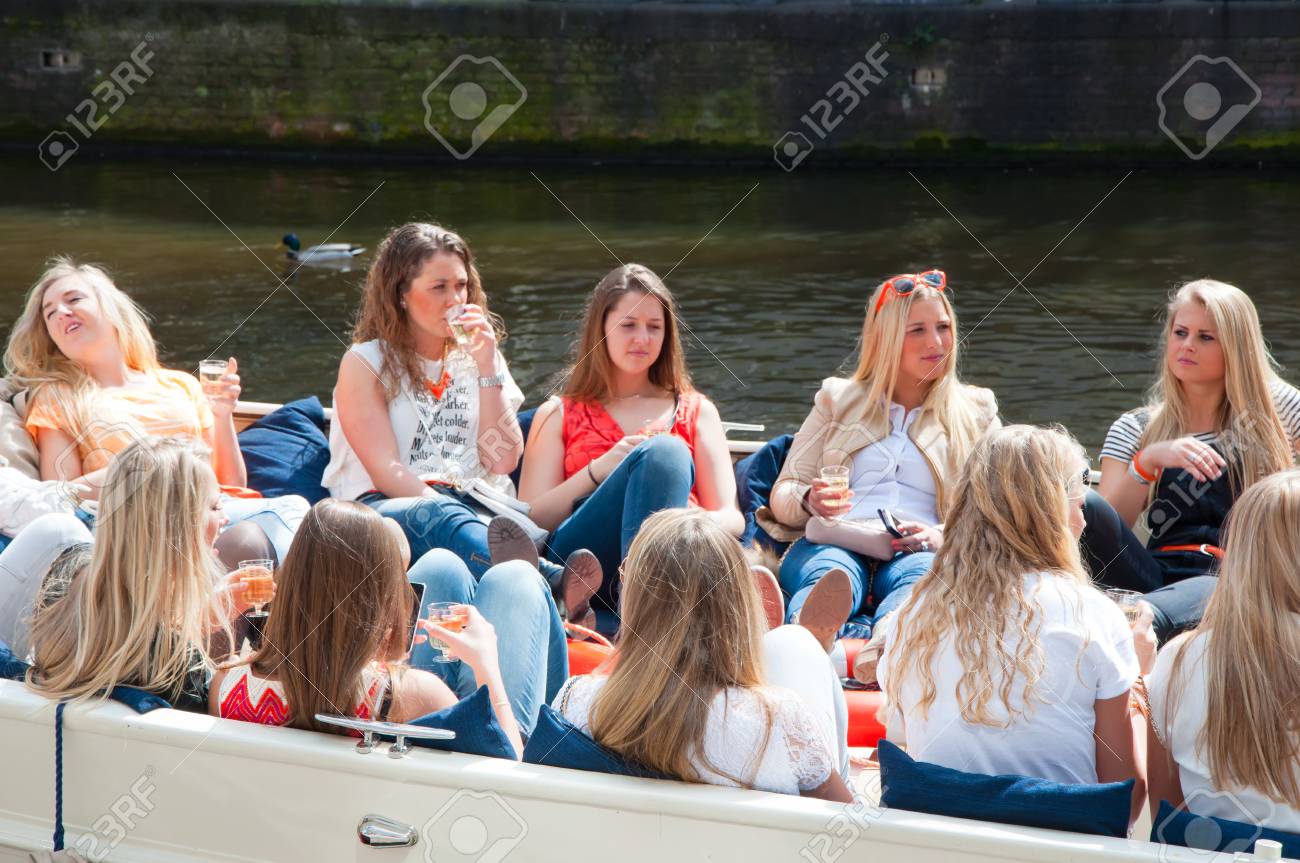 Idées de sorties entre amis. 39727458-amsterdam-netherlands-april-27-local-girls-celebrate-king39s-day-in-a-boat-on-april-272-015-in-amste