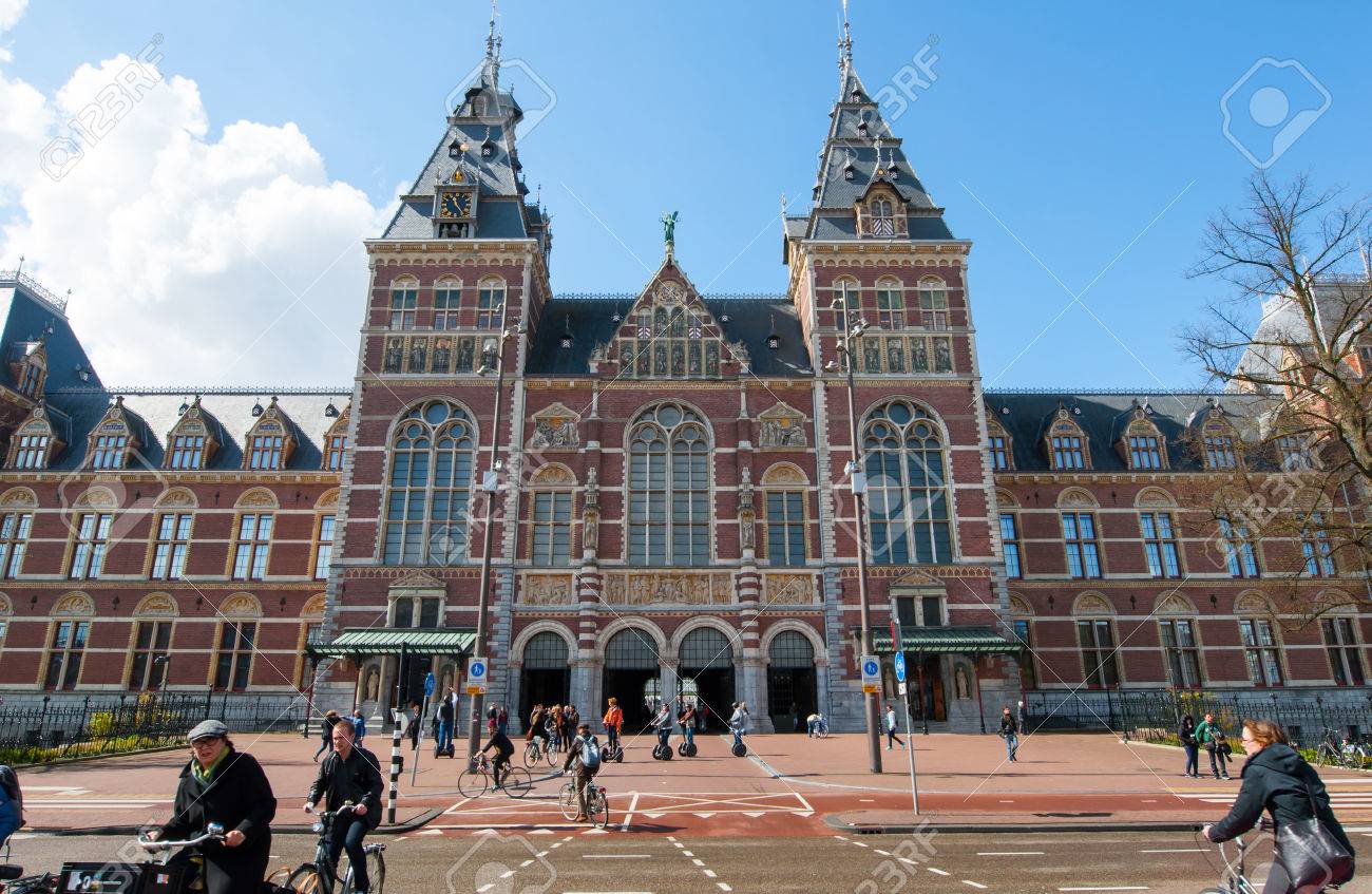 アムステルダム 4 月 30 国立美術館 地元の人自転車に乗る 15 年 4 月 30 日 アムステルダム国立美術館は オランダ国立博物館アムステルダムにおける芸術と歴史に専用です の写真素材 画像素材 Image