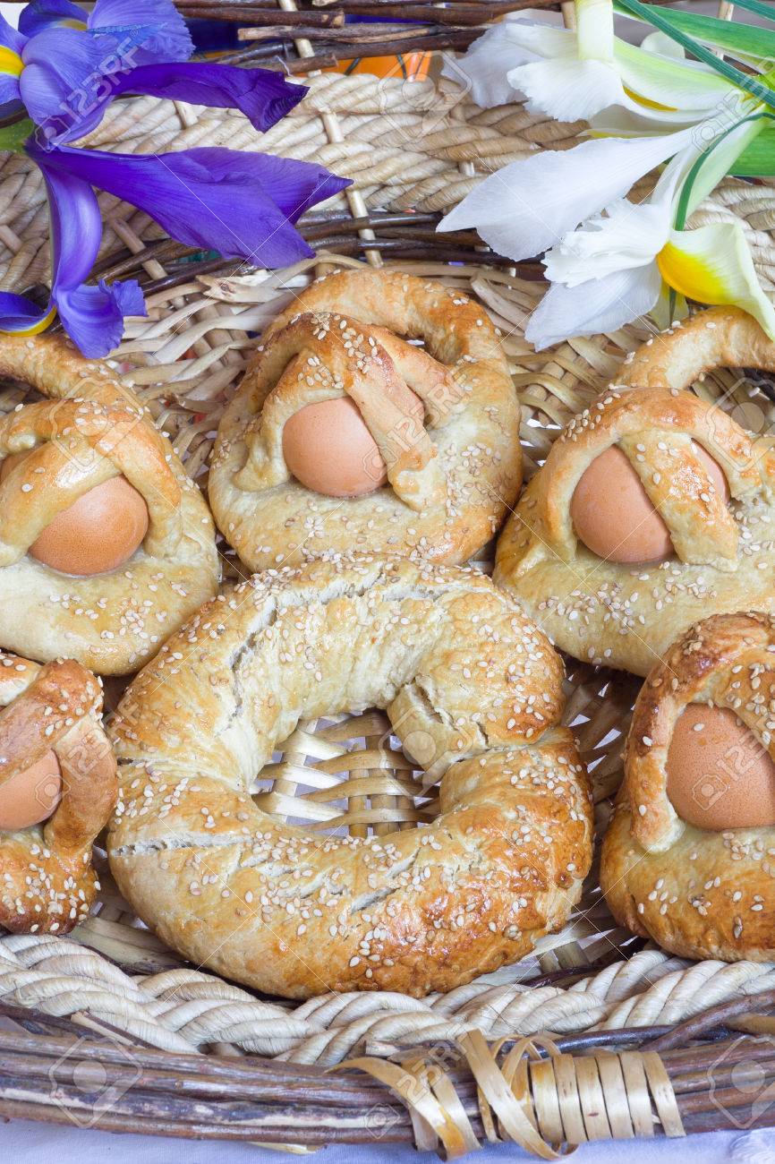 Biscuits Traditionnels Siciliens De Paques Avec Des Oeufs Nommes Cuddure Belles Beignets Italiens Pour La Fete Banque D Images Et Photos Libres De Droits Image