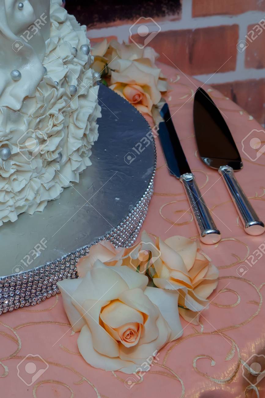 ウエディング ケーキの砂糖の詳細焼きテーブルが高価な御馳走を食べる の写真素材 画像素材 Image