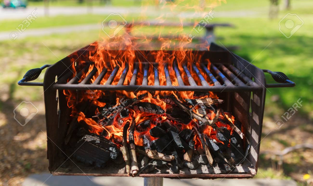 Noir Brûlé Charbon Barbecue Grille Feu Naturel Comme Arrière Noir Brûlé Charbon Barbecue Grille Feu Naturel Comme Arrière