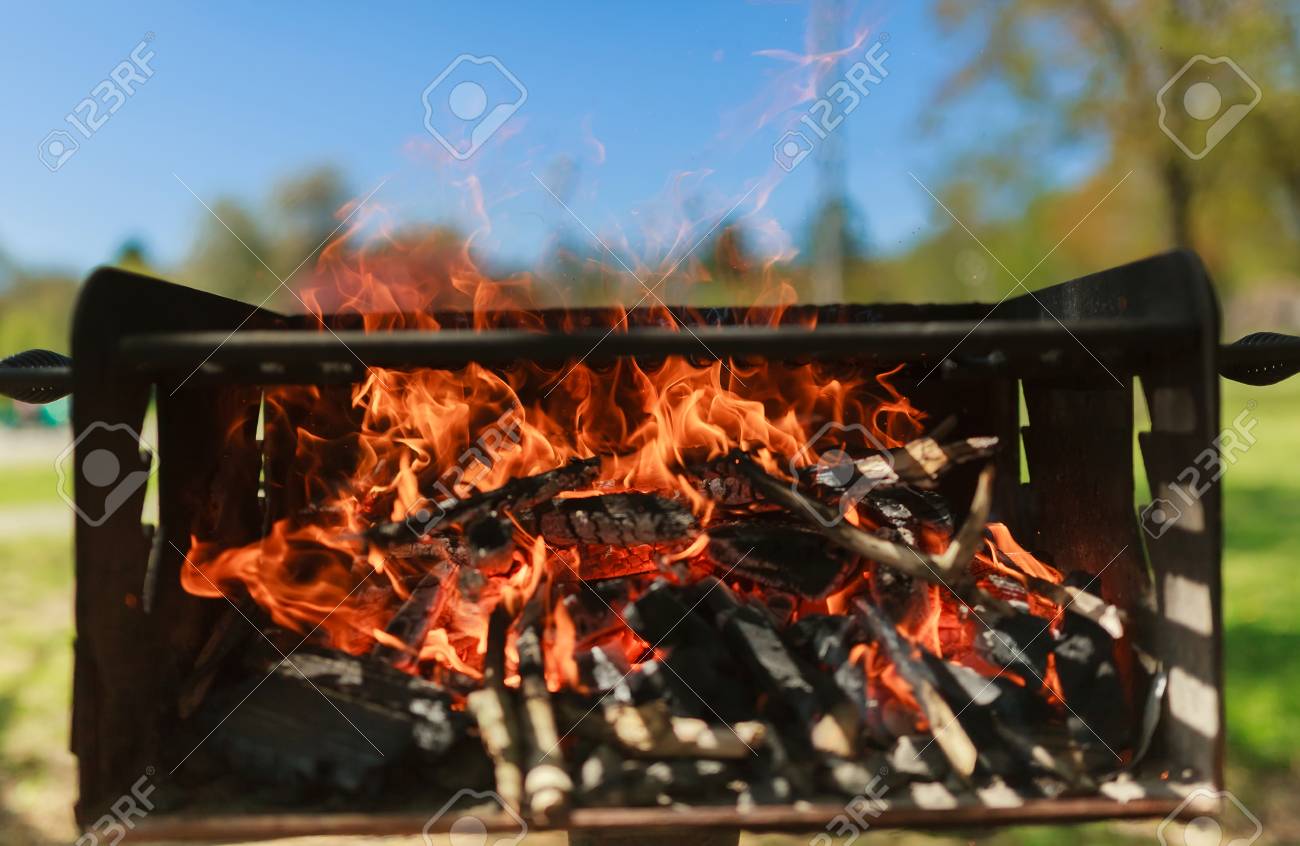 Noir Brûlé Charbon Barbecue Grille Feu Naturel Comme Arrière Noir Brûlé Charbon Barbecue Grille Feu Naturel Comme Arrière