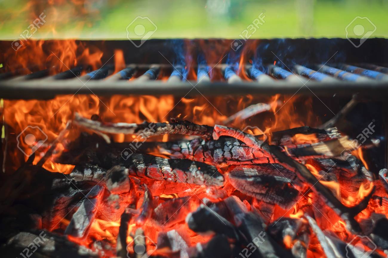 Noir Brûlé Charbon Barbecue Grille Feu Naturel Comme Arrière Noir Brûlé Charbon Barbecue Grille Feu Naturel Comme Arrière