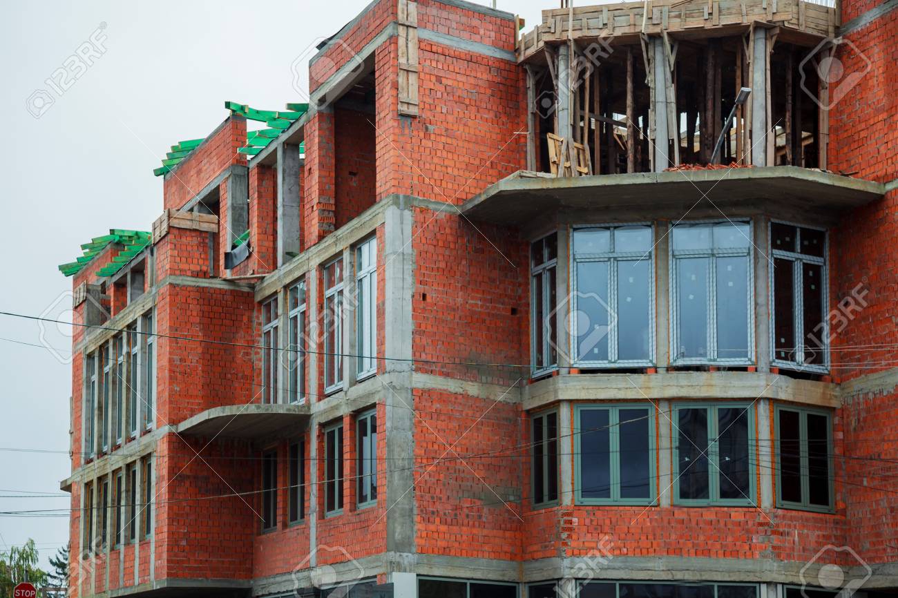 レンガの家を建てる工事一戸建てのれんが造りの家 の写真素材 画像素材 Image