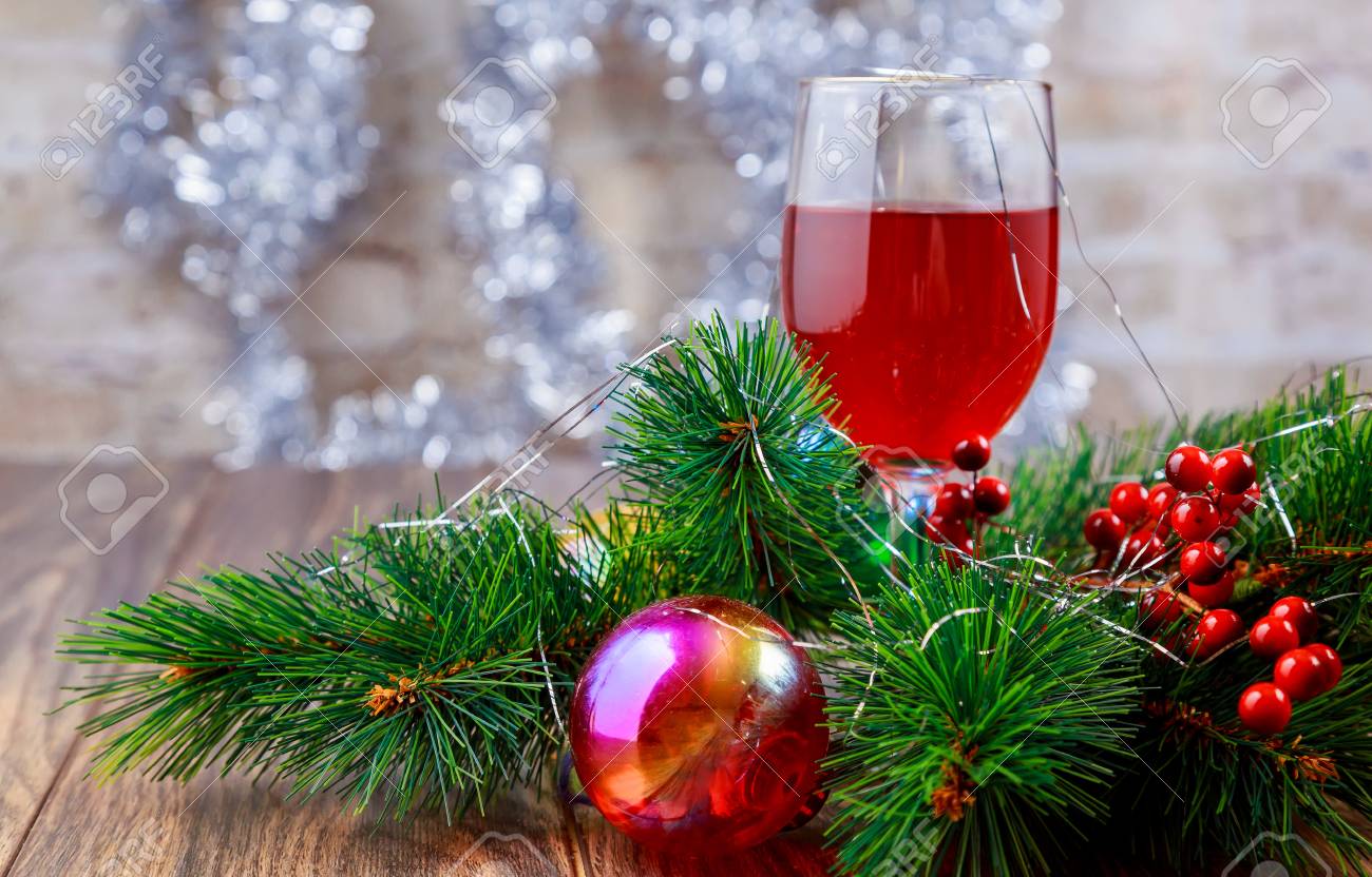 Verres à Vin Rouges Et Boules De Noël Sur La Neige Verre De Vin Un Arbre De Noël