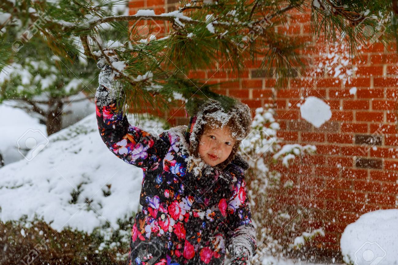 若い女の子が雪遊びをしている 美しい冬の幸せな女の子は冷ややかな冬の公園や屋外で雪を吹きます 女の子と冬の寒い天候 の写真素材 画像素材 Image