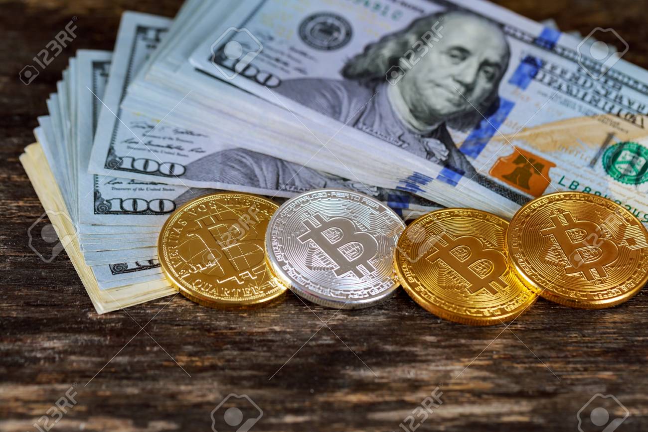 Monedas De Oro De Bitcoin En Dólares De Papel. Moneda Virtual. Crypto  Currency. Nuevo Dinero Virtual Dólares De Dinero. Lente Llamarada Moneda  Bitcoin Dólares Tarjeta Gráfica Internet Cable Fotos, retratos, imágenes y