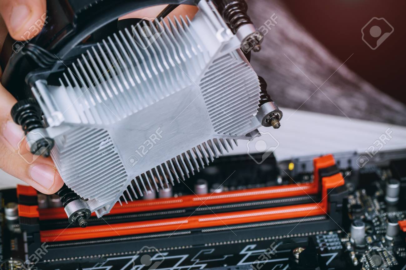 기술자는 컴퓨터 PC 마더 보드에 CPU 쿨러 팬을 설치하여 GPU 굴착 장치가있는 Bitcoin 마이닝 Cryptocurrency를  제공합니다. 비트 코인. 로열티 무료 사진, 그림, 이미지 그리고 스톡포토그래피. Image 97135302