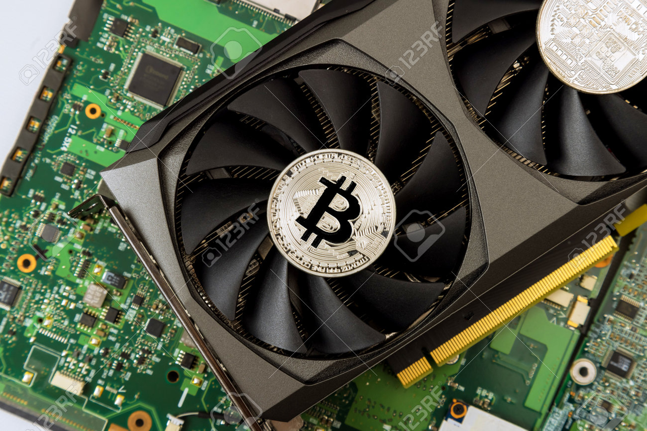 Computadora Con Tarjeta Gráfica De Video Que Se Usa Para Minar Bitcoins,  Que Son Criptomonedas Fotos, retratos, imágenes y fotografía de archivo  libres de derecho. Image 205272217