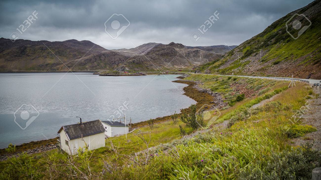 山と湖の風景北欧コテージ の写真素材 画像素材 Image