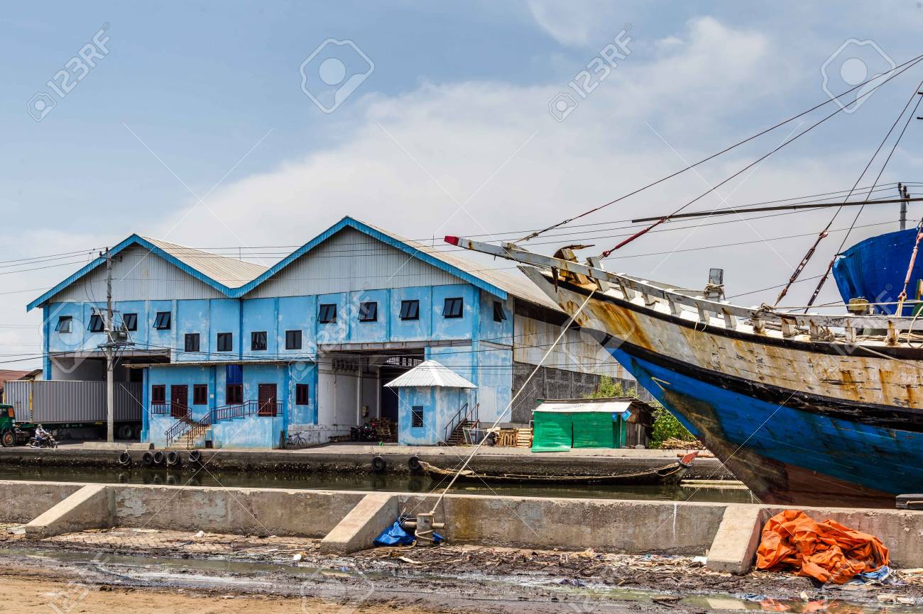 スマランインドネシアの鞭と倉庫を持つ旧オランダの港 の写真素材 画像素材 Image 9152