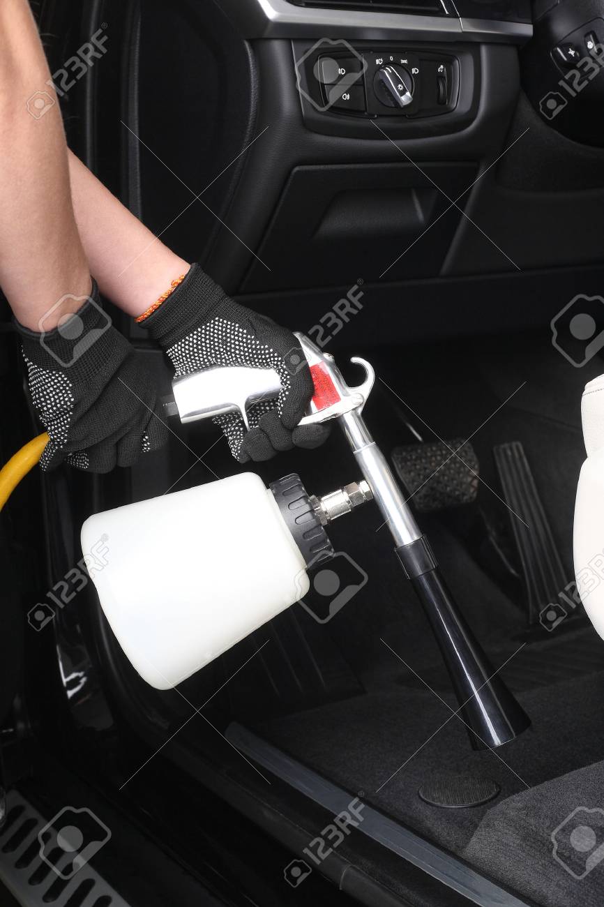 Voiture De Service. Travailleur De Lavage De L\'intérieur Par Un ... Voiture De Service. Travailleur De Lavage De L\'intérieur Par Un ...