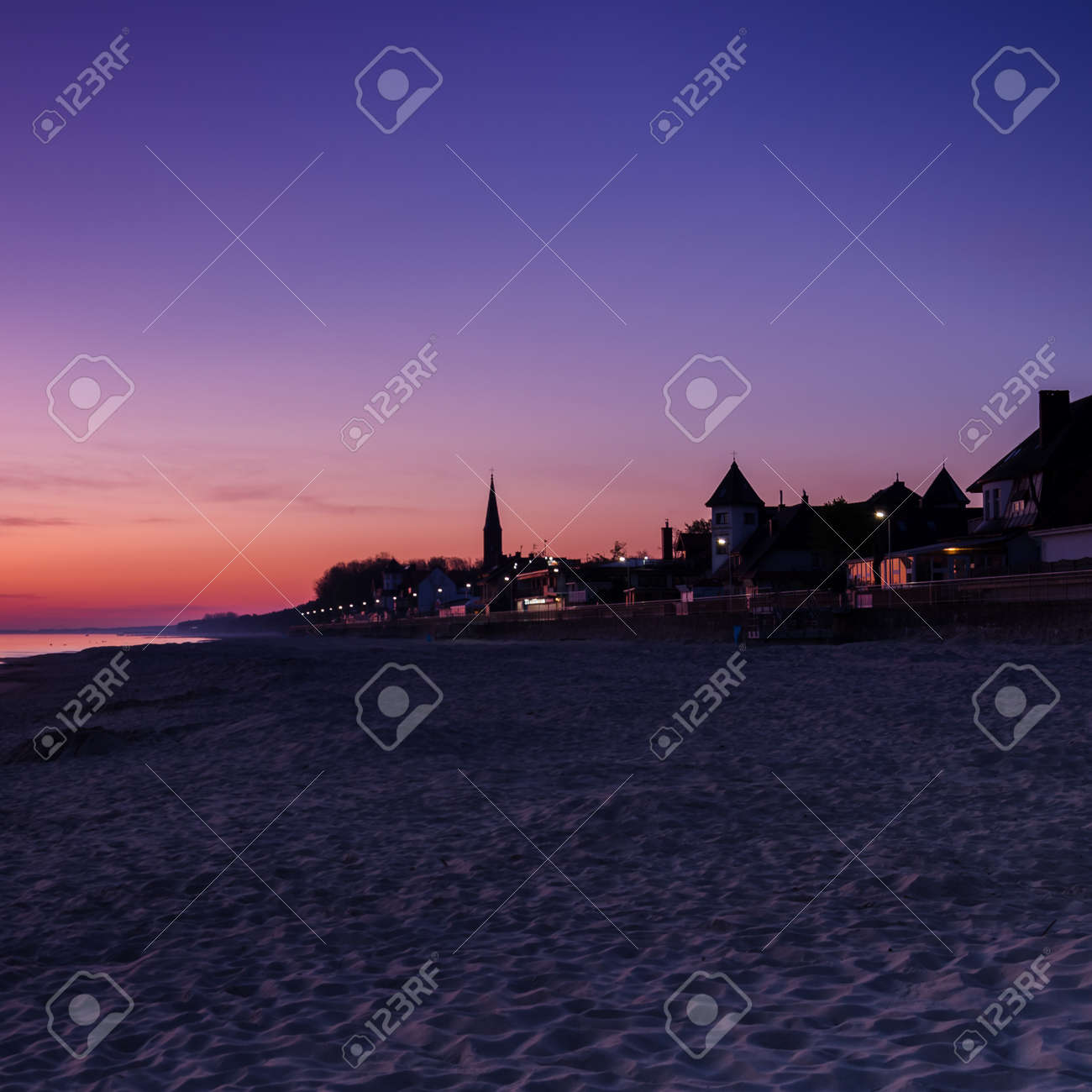 DAWN AT THE SEASIDE - Sunrise, beach and resorts in the countryside - 169541106 DAWN AT THE SEASIDE - Sunrise, beach and resorts in the countryside - 169541106