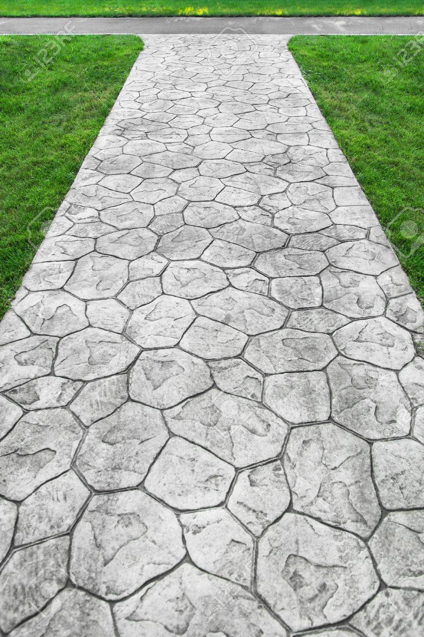 草 レンガの歩道 庭の石の通路 の写真素材 画像素材 Image