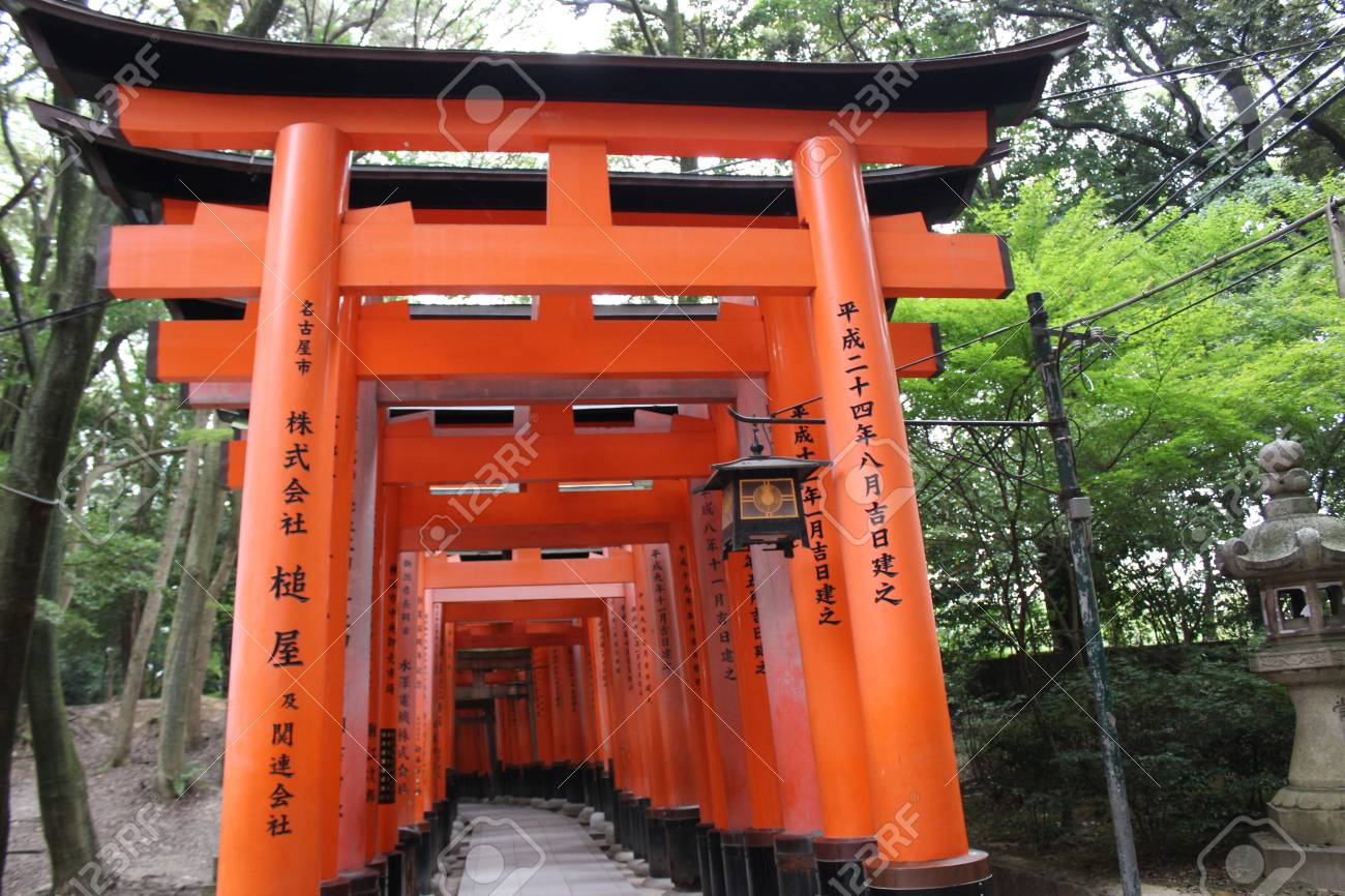 鳥居 伏見稲荷神社 伏見稲荷大社 京都 日本 の写真素材 画像素材 Image