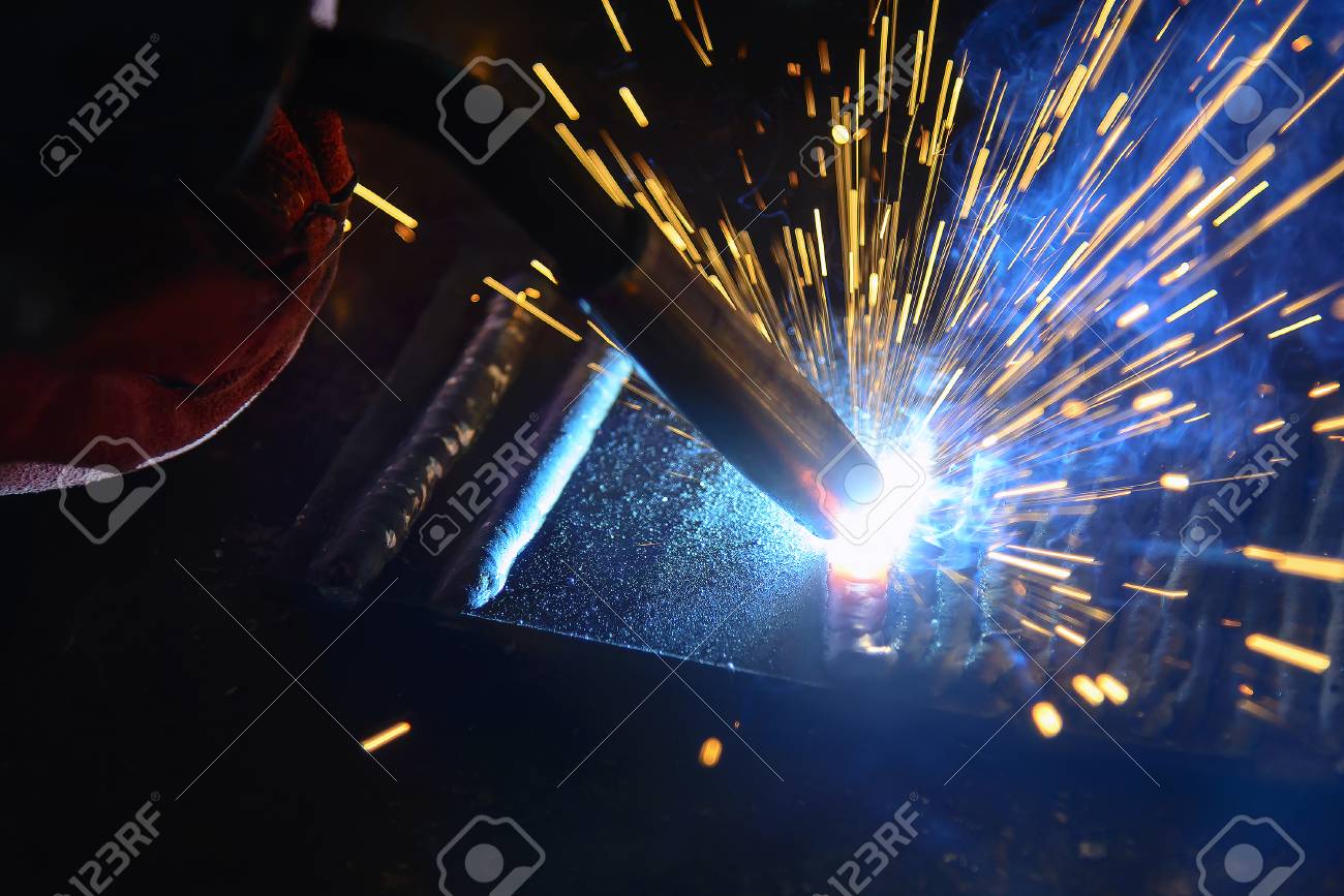 La Luz De Chispas De Soldadura En La Escena Del Primer Plano La Antorcha De Welging Maquina Con La Luz De Encendido En Azul Fotos Retratos Imagenes Y Fotografia De Archivo Libres