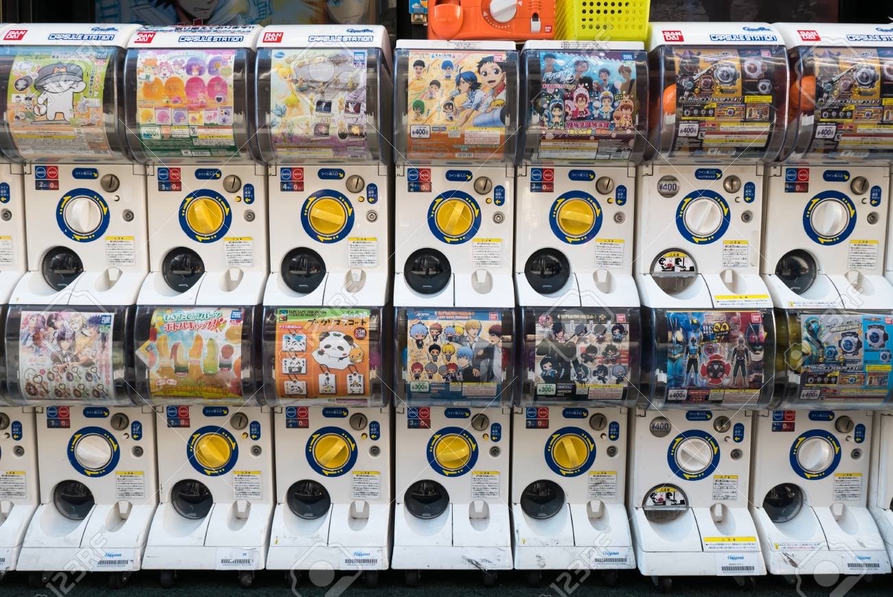 新宿 東京 15 年 12 月 1 日 カプセル玩具自動販売機またはヨドバシ ショッピング センター近く日本語でガシャポン の写真素材 画像素材 Image