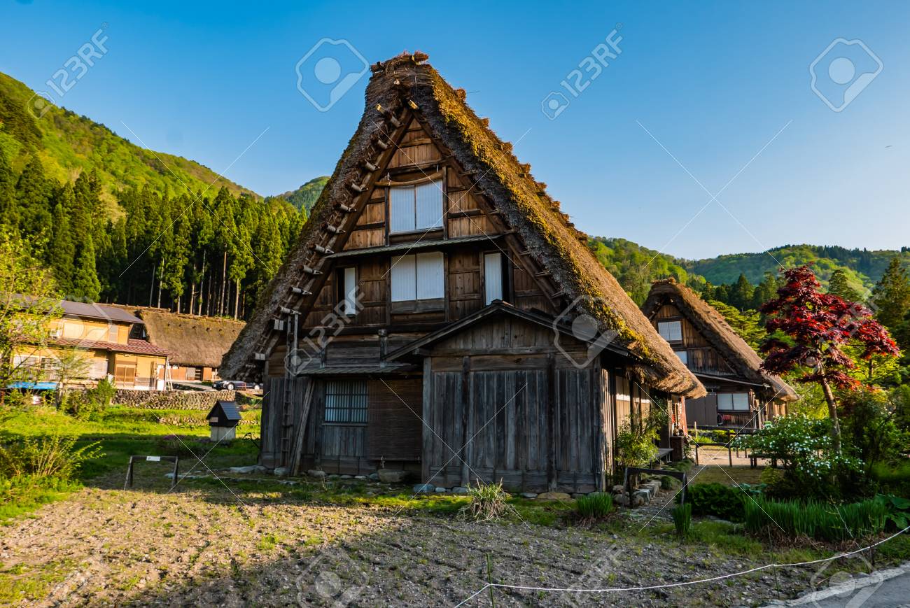 白川郷 日本 16 年 5 月 2 日 白川郷の伝統的な合掌造りの家 白川郷は岐阜県 日本に位置する日本のユネスコ世界遺産の一つです の写真素材 画像素材 Image