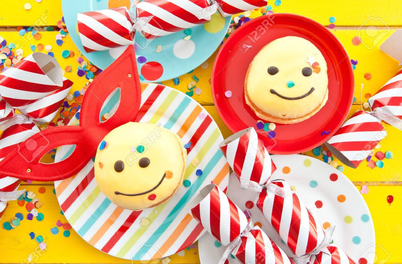 黄色のフロスティングと面白いスマイル ドーナツ の写真素材 画像素材 Image 黄色のフロスティングと面白いスマイル ドーナツ の写真素材 画像素材 Image