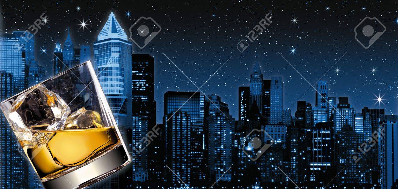 スコッチのニューヨークを背景として夜のガラスのイラスト の写真素材 画像素材 Image