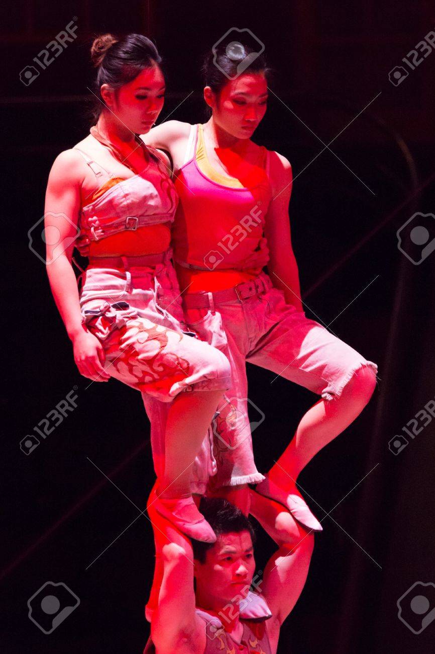 4 月 27 日中国 上海上海サーカス アクション 中国 13年で正体不明の曲芸師 の写真素材 画像素材 Image 4 月 27 日中国 上海上海サーカス アクション 中国 13年で正体不明の曲芸師 の写真素材 画像素材 Image