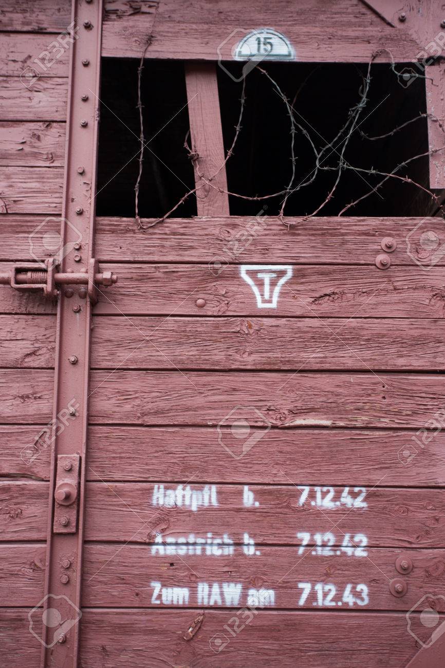 ポーランド ウッチからユダヤ戦争の間に死んだ人の記念にラジェガスト駅で歴史的な列車の詳細 アウシュビッツ D にゲットーの主な交通機関リンクとして機能する Lodz のゲットーの境界を越えてちょうど第二次世界大戦中に建てられました の写真素材 画像素材 Image