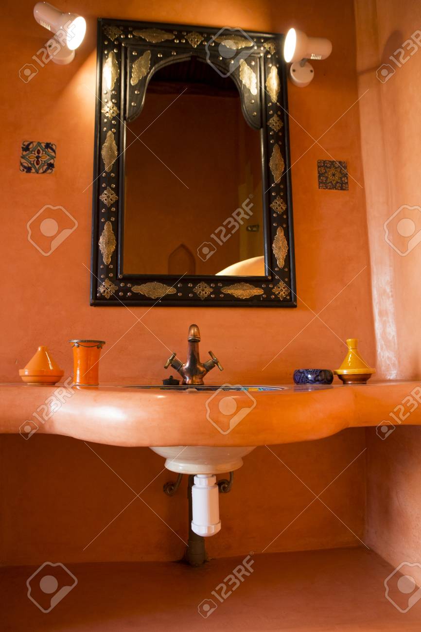 Spa D\'inspiration Marocaine, Et Salle De Bains Au Maroc. Vue De L ... Spa D\'inspiration Marocaine, Et Salle De Bains Au Maroc. Vue De L ...
