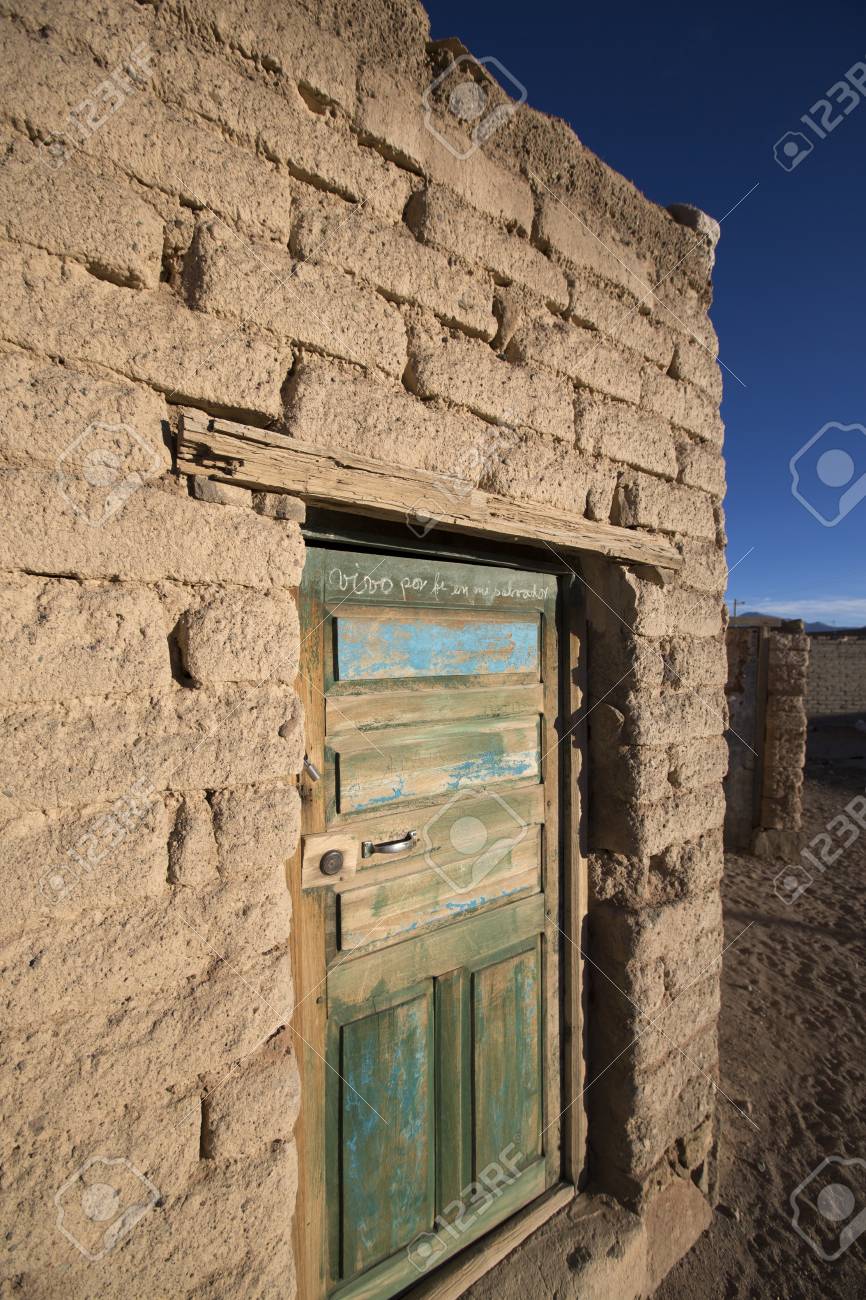 インドコロニアル扉 （古い色あせた朝の光でポトシ州の小さな村で木造  