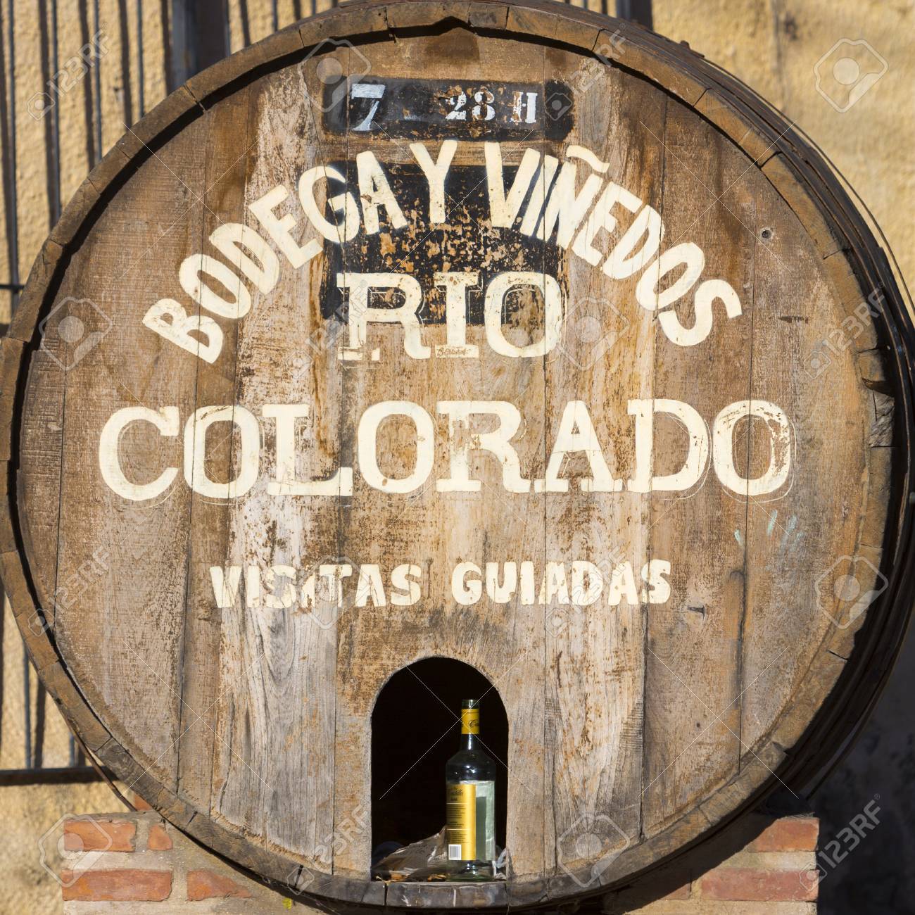 Argentino En Ingles Como Se Dice CAFAYATE, ARGENTINA, DEC 24: Barril De Madera Del Vino De La Bodega Viñedos  Río Colorado, Ubicado En Cafayate Con La Muestra Que Dice Visitas Guiadas  En Tours Españolas O Guiadas En Inglés,