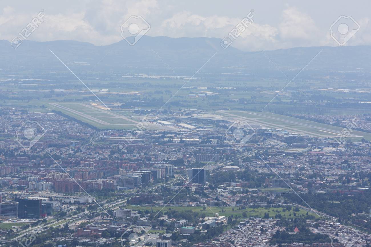 ボゴタのエルドラド国際空港セロ デ モンセラーテの頂上から撮影した空撮 コロンビア 15 の写真素材 画像素材 Image