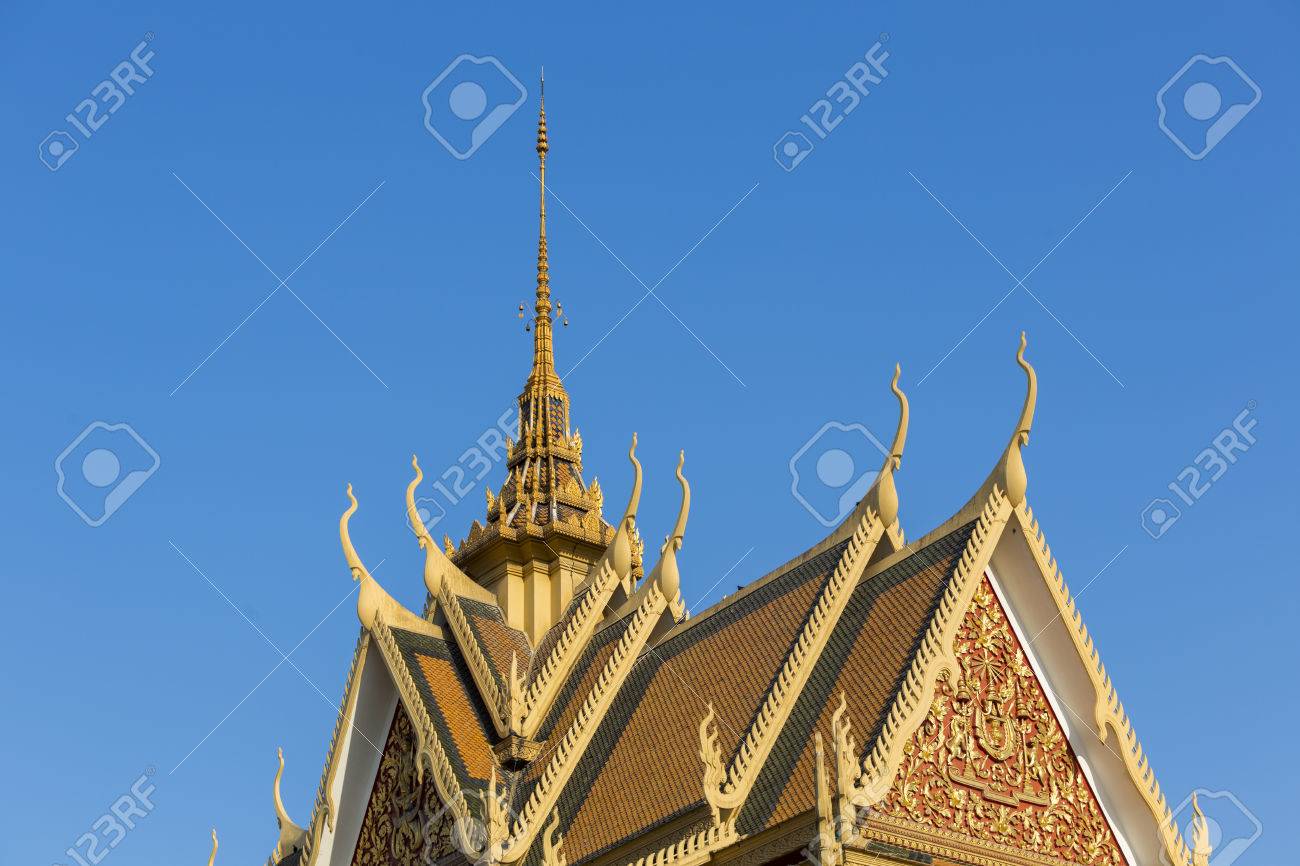 プノンペンの王宮から屋根の詳細は澄んだ青い空です カンボジア クメール建築 の写真素材 画像素材 Image