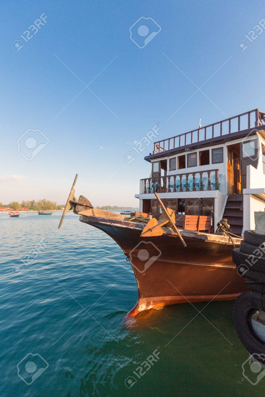 Vue Sur La Mer Avec Bateau En Bois Touristique Traditionnel Plage De Sihanoukville Golfe De Thaïlande Cambodge Asie Du Sud Est