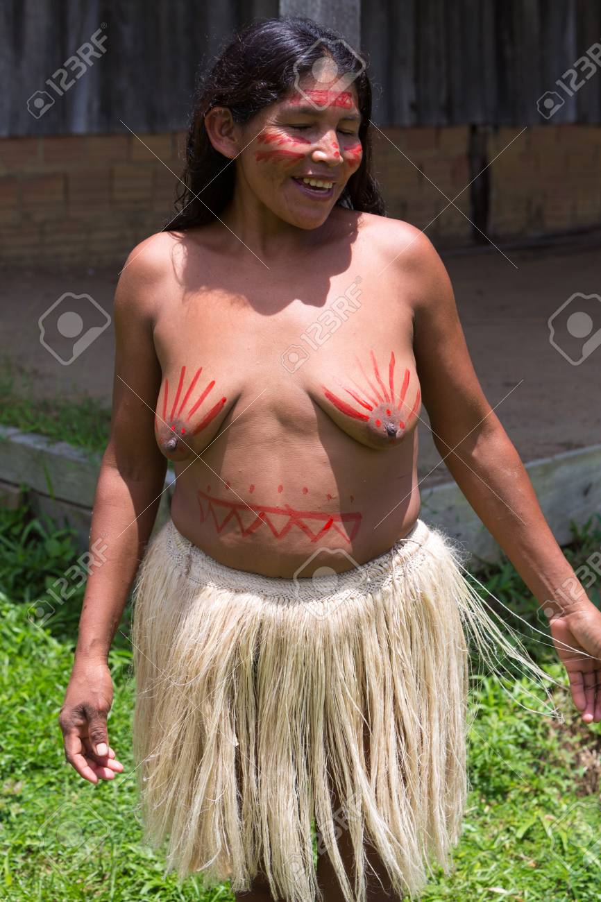 Nativo Indio Mujer Semi Desnuda Posando Y Sonriendo A La Cámara Delante De  Una Casa De Ladrillos Cerca De Manaus. Brasil 2015 Fotos, retratos,  imágenes y fotografía de archivo libres de derecho.