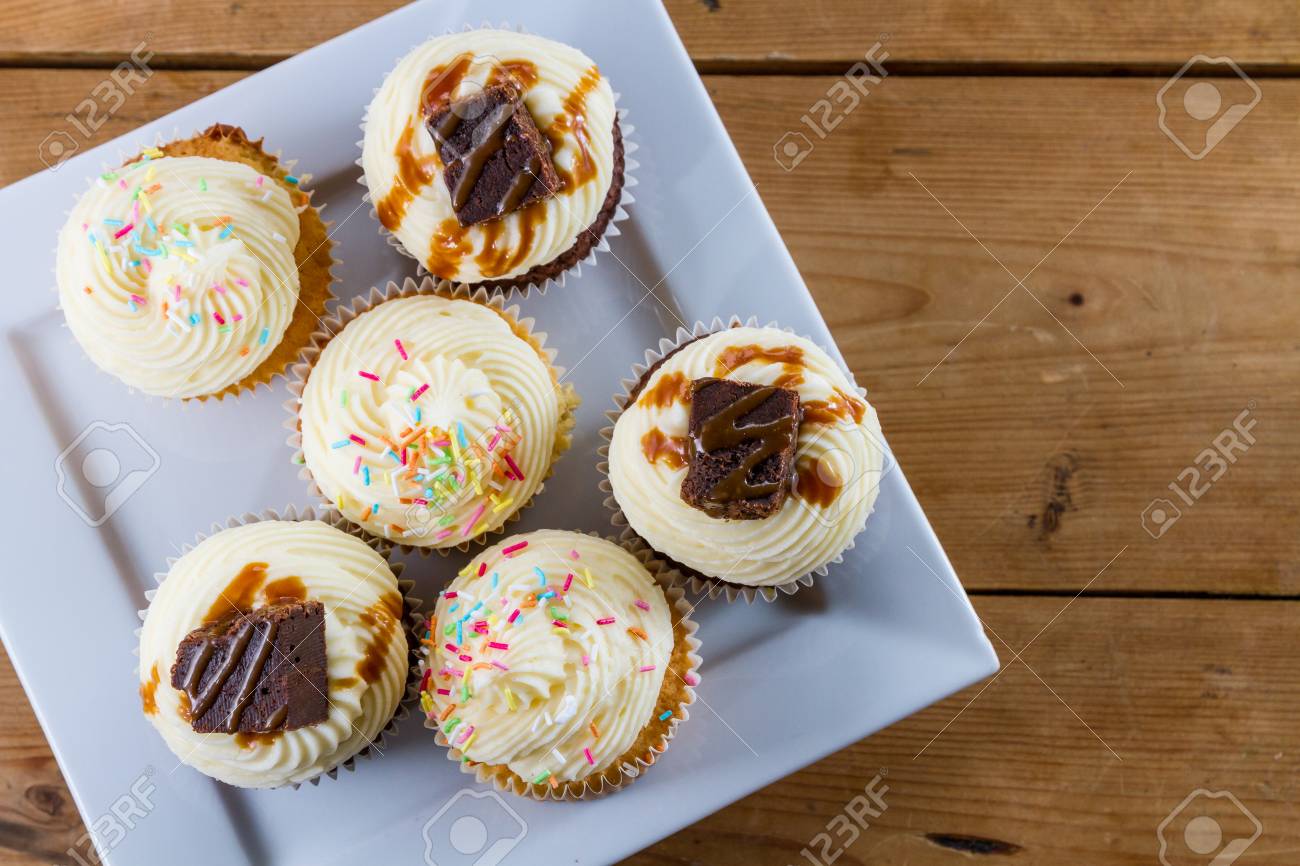 Petits Gateaux Faits Maison Delicieux Avec Saupoudrer De Sucre Et De Caramel Sur Le Dessus Copiez Espace Banque D Images Et Photos Libres De Droits Image