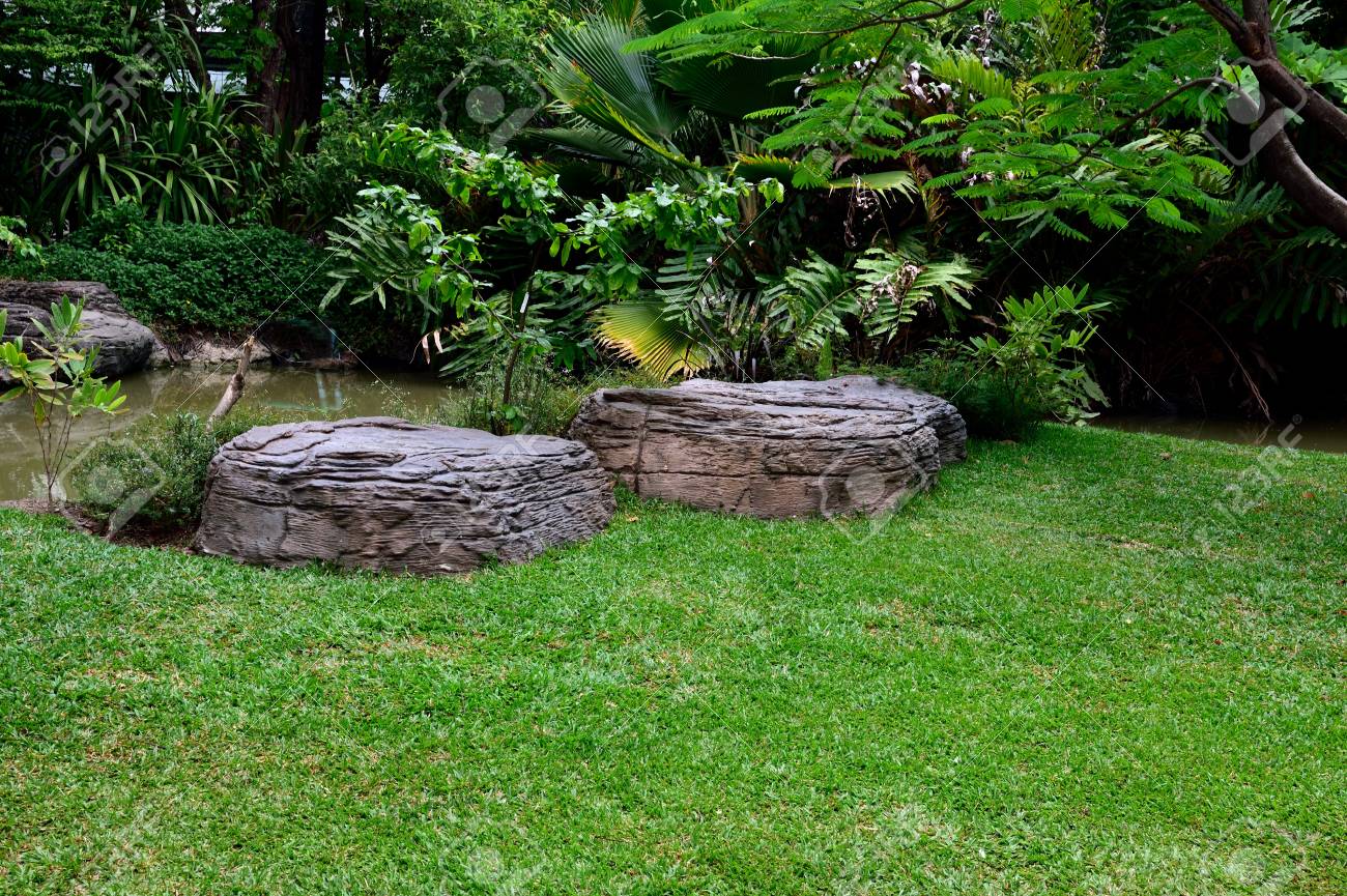 公共の庭の芝生のフィールドで 2 つの木の座席 の写真素材 画像素材 Image