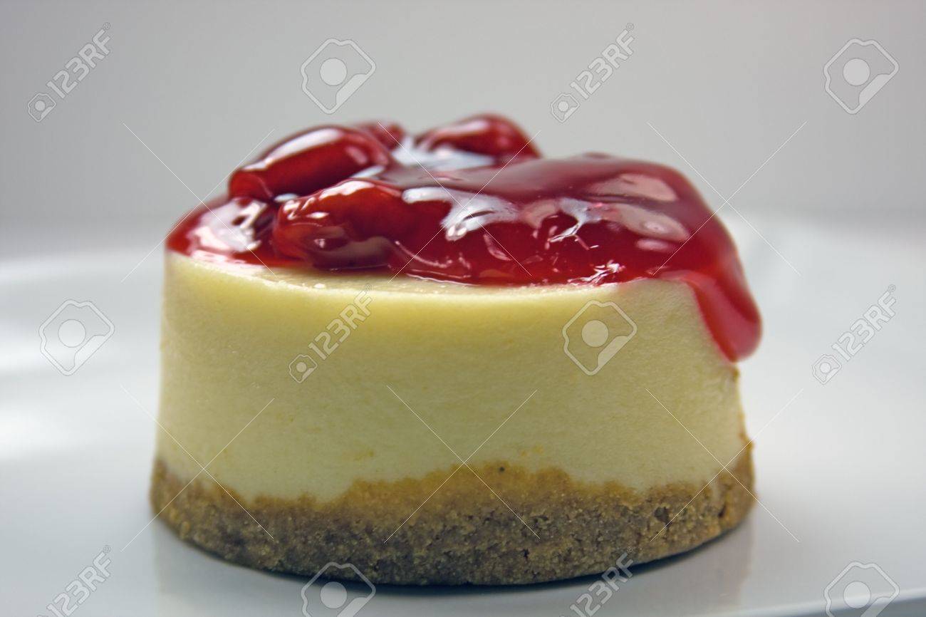 桜チーズケーキの単一のサービング の写真素材 画像素材 Image