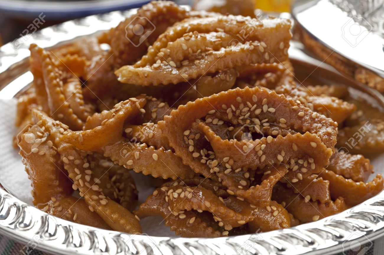 Biscuits Au Miel Chebakia Avec Graines De Sesame Dans Un Bol En Metal Cuit Pour Le Moment Du Ramadan Banque D Images Et Photos Libres De Droits Image