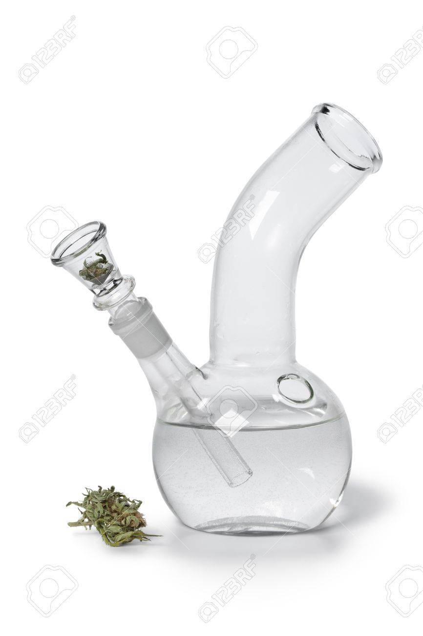 白い背景の上のマリファナの芽とガラス水パイプ の写真素材 画像素材 Image 白い背景の上のマリファナの芽とガラス水パイプ の写真素材 画像素材 Image